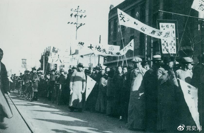 1935年12月9日，中国共产党领导北平学生掀起声势浩大的抗日救亡运动，并迅速波及全国，形成抗日救国的新高潮。图为游行队伍。